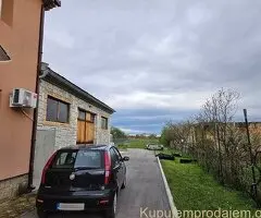 Kuca u Rajkovcu sa pomocnim objektima i placem