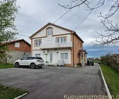 Kuca u Rajkovcu sa pomocnim objektima i placem