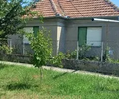 Prodajem kucu u centru Perleza