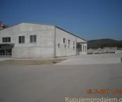Izdajem halu 1000 m2 plus poslovni prostor 200 m2
