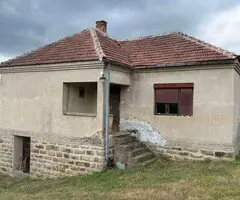 Prodajem kucu u selu Viča-Lučani