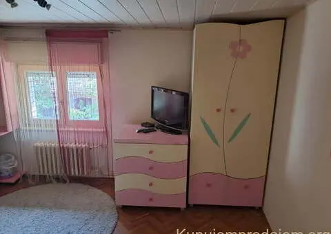 Izdajem sobu na Bežanijskoj Kosi, Novi Beograd - 2/10