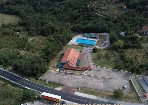 Na prodaju 1.40 hektara sa poslovnim kompleksom - 1/8