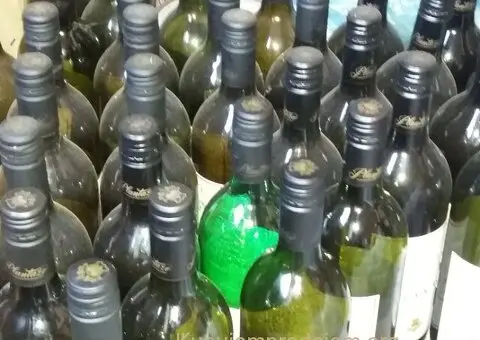 Prodajem staklene litarske flaše sa metalnim zatvaračem