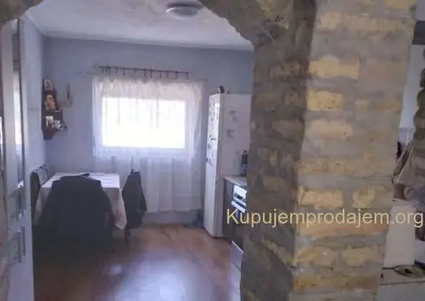 KUCA NA MRTVOJ TISI U BEČEJU - 4/10