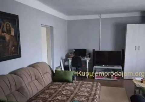 KUCA NA MRTVOJ TISI U BEČEJU - 8/10