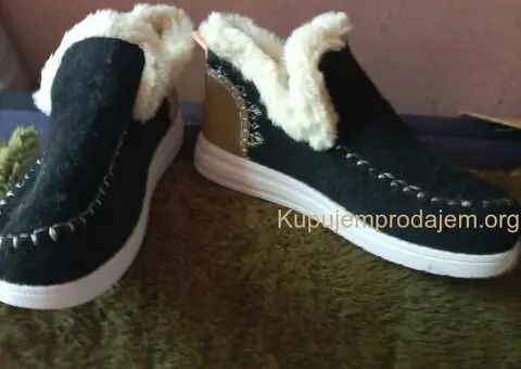 Nove ženske čizme sa veštačkim krznom iznutra broj 40