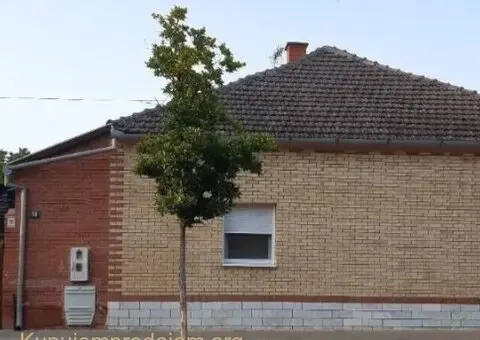 Prodajem kucu u Beceju - 1/15