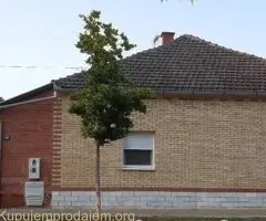 Prodajem kucu u Beceju