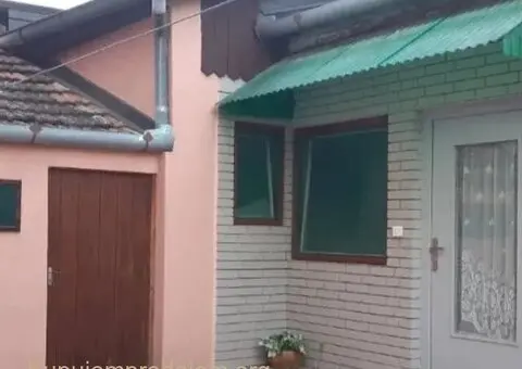 Prodajem kucu u Beceju - 3/15