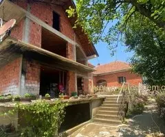 Prodajem seosko domacinstvo sa okolnim placem