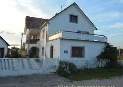 Useljiva kuca u Takovu, Ub - 2/9