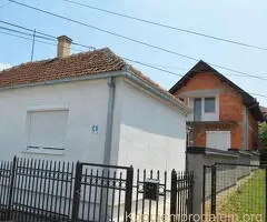 Useljive 2 kuce u blizini centra Uba