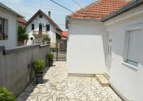 Useljive 2 kuce u blizini centra Uba - 3/10