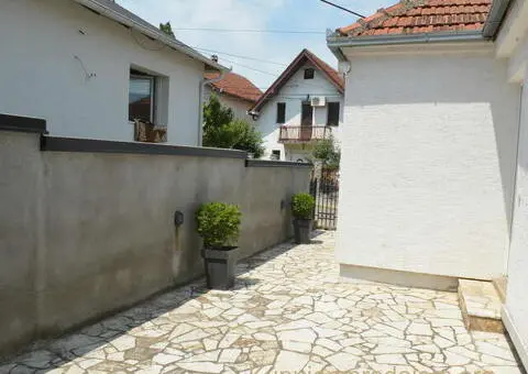 Useljive 2 kuce u blizini centra Uba - 4/10