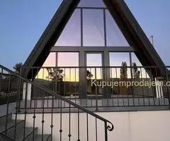 Na prodaju 2 A-Frame kuce sa bazenima