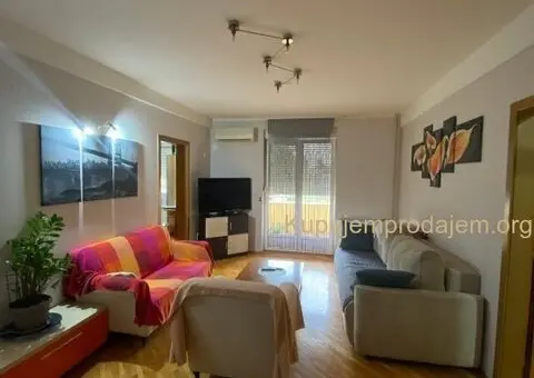 Izdaje se stan - Prvomajska, Zemun - 600 e na I spratu - 1/13