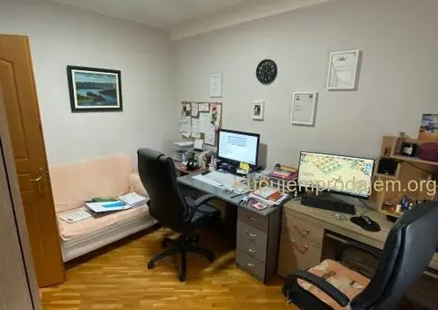 Izdaje se stan - Prvomajska, Zemun - 600 e na I spratu - 4/13