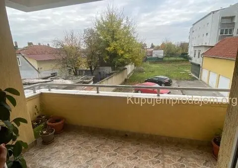 Izdaje se stan - Prvomajska, Zemun - 600 e na I spratu - 6/13