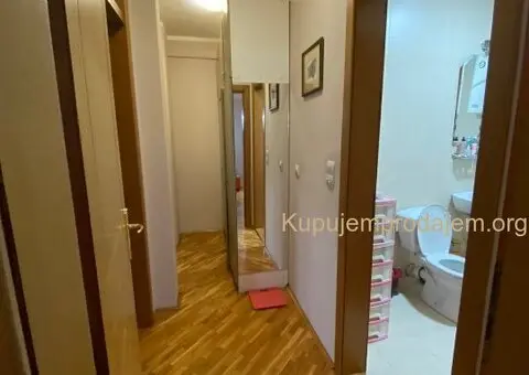 Izdaje se stan - Prvomajska, Zemun - 600 e na I spratu - 8/13