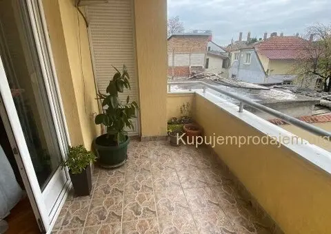 Izdaje se stan - Prvomajska, Zemun - 600 e na I spratu - 9/13