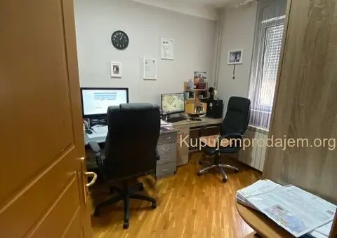 Izdaje se stan - Prvomajska, Zemun - 600 e na I spratu - 12/13