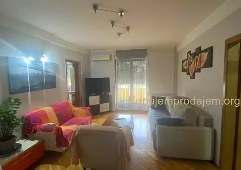 Izdaje se stan - Prvomajska, Zemun - 600 e na I spratu - 13/13