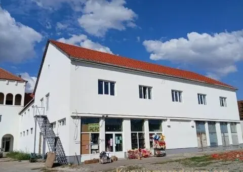 Poslovno-stambena zgrada u Titelu - 1/8