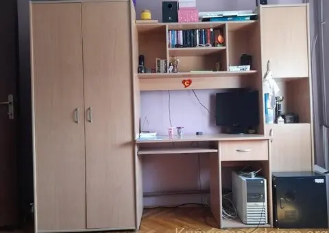 Ormar sa radnim stolom i kauč - 1/4