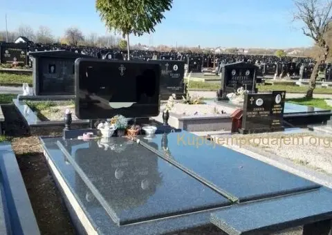 Ustupam grobno mesto Bozman,Kragujevac