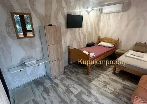 Lepa nova brvnara u Vrdniku se izdaje na dan ili vise - 8/10