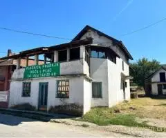 Kuca na atraktivnoj lokaciji sa lokalom i magacinom