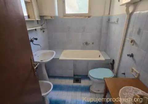 Kuca na atraktivnoj lokaciji sa lokalom i magacinom - 10/12