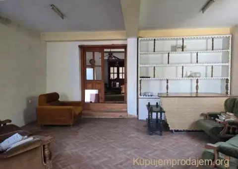 Kuca na atraktivnoj lokaciji sa lokalom i magacinom - 11/12