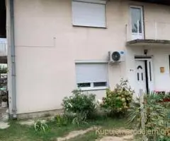 Prodajem polovinu kuce u Lazarevcu