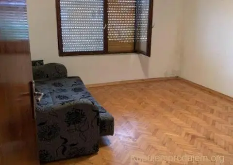 Prodajem polovinu kuce u Lazarevcu - 9/11