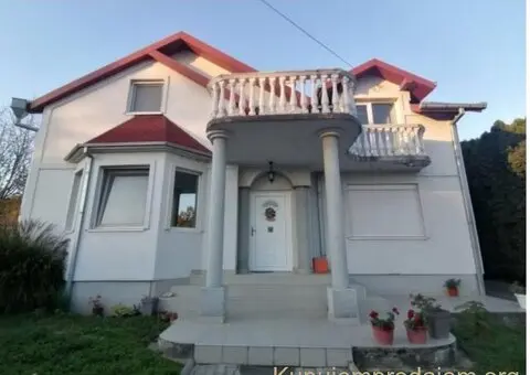 Na prodaju – Prostrana porodična kuća u mirnom delu Beške - 1/15