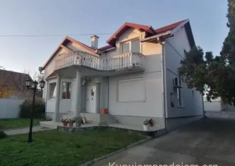 Na prodaju – Prostrana porodična kuća u mirnom delu Beške - 5/15