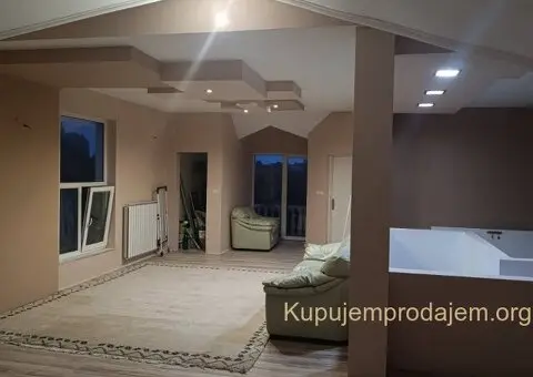 Na prodaju – Prostrana porodična kuća u mirnom delu Beške - 12/15