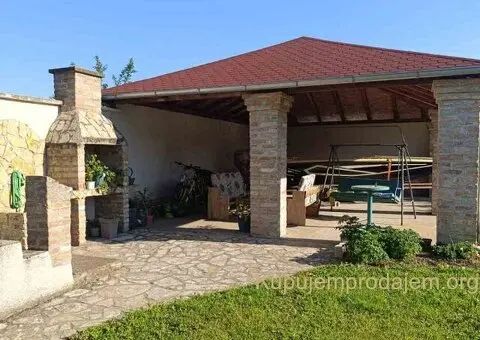 Na prodaju – Prostrana porodična kuća u mirnom delu Beške - 13/15