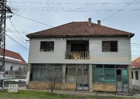 Kuca u samom centru Starih Banovaca - 1/4