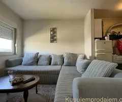 Vlasnik izdaje nameštenu garsonjeru, 30 kvm, na III spratu od III (nije potkrovlje)