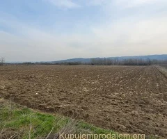 Parcela 1.8hektara (visokonaponska struja) ravna